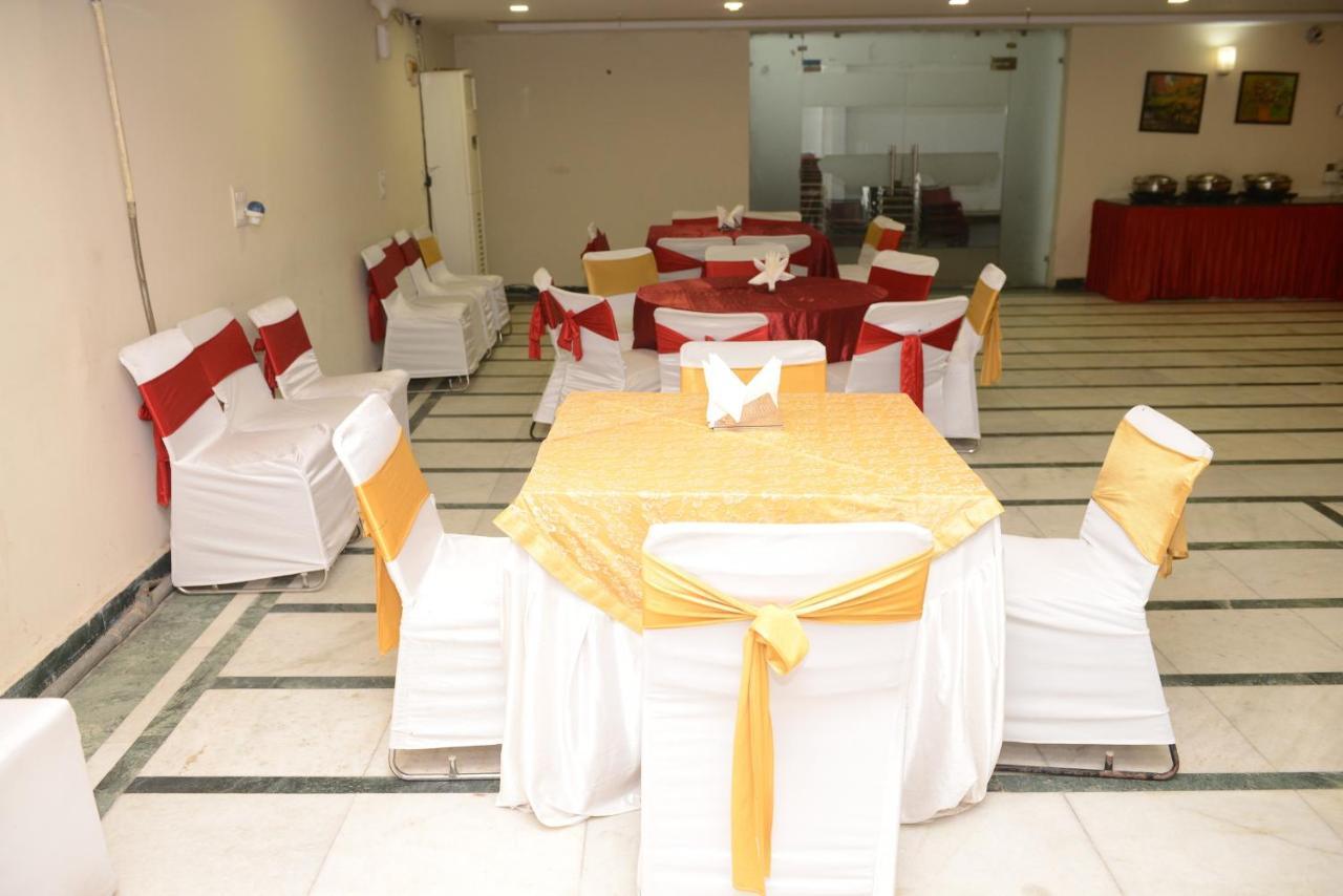 Hotel Balsons Continental New Delhi Extérieur photo