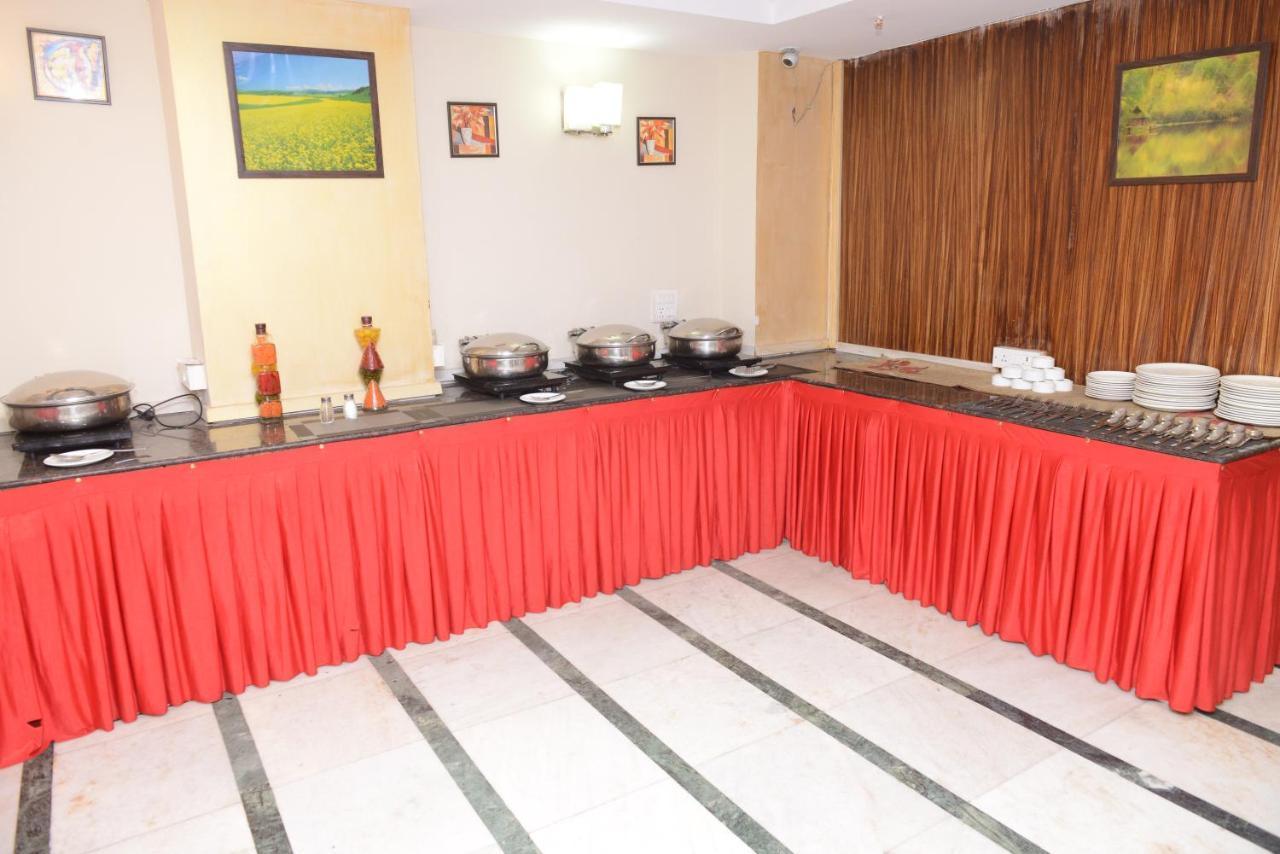 Hotel Balsons Continental New Delhi Extérieur photo